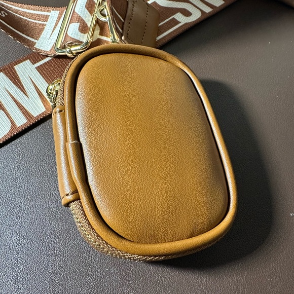 NWT Steve Madden BWEBBER TikTok Guitar strap Crossbody Bag/ Airpod CREME/BRWN. - Picture 8 of 9